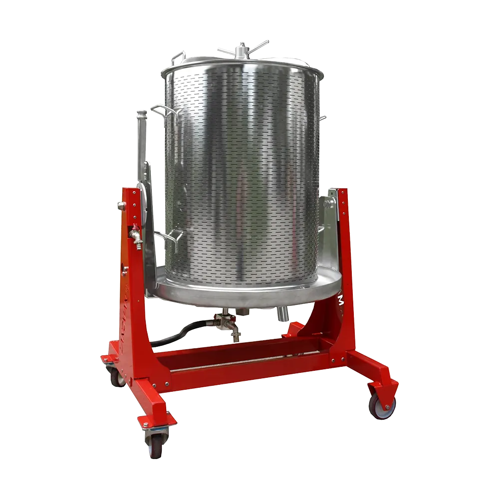 Större modell av cylinderformad hydropress i rostfritt stål som står på en röd stålkonstruktion på hjul