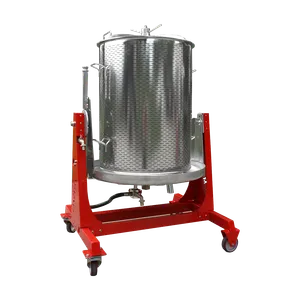 Större modell av cylinderformad hydropress i rostfritt stål som står på en röd stålkonstruktion på hjul