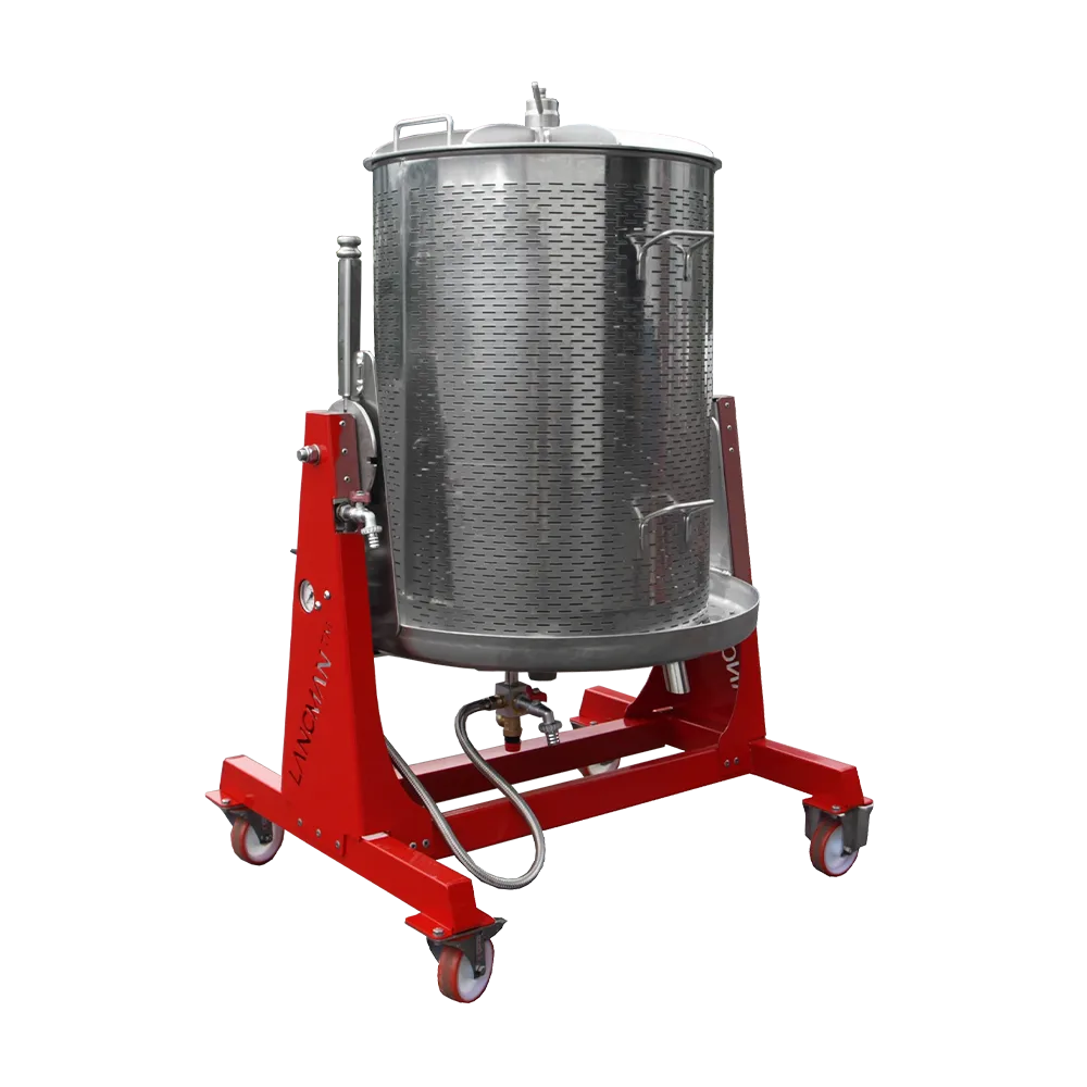 Större modell av cylinderformad hydropress i rostfritt stål som står på en röd stålkonstruktion på hjul