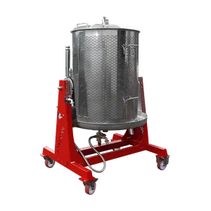 Större modell av cylinderformad hydropress i rostfritt stål som står på en röd stålkonstruktion på hjul