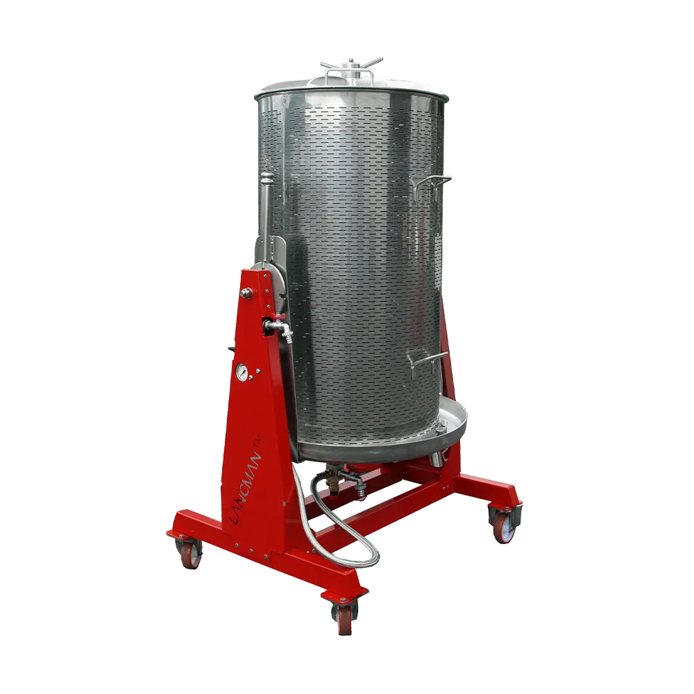 Större modell av cylinderformad hydropress i rostfritt stål som står på en röd stålkonstruktion på hjul