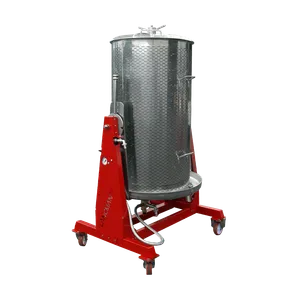 Större modell av cylinderformad hydropress i rostfritt stål som står på en röd stålkonstruktion på hjul