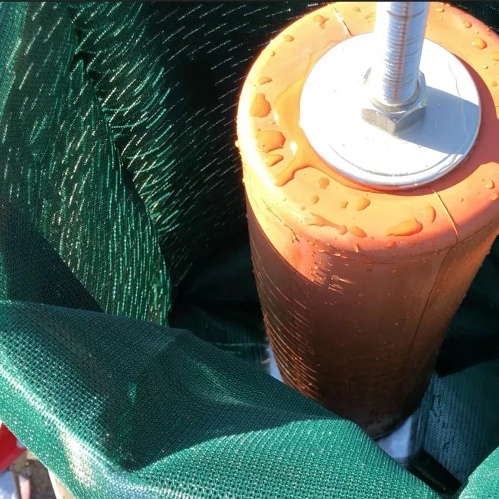 Insidan av hyrdropress med ett orange membran i mitten och en grön nätpåse runt kanterna på silkorgen