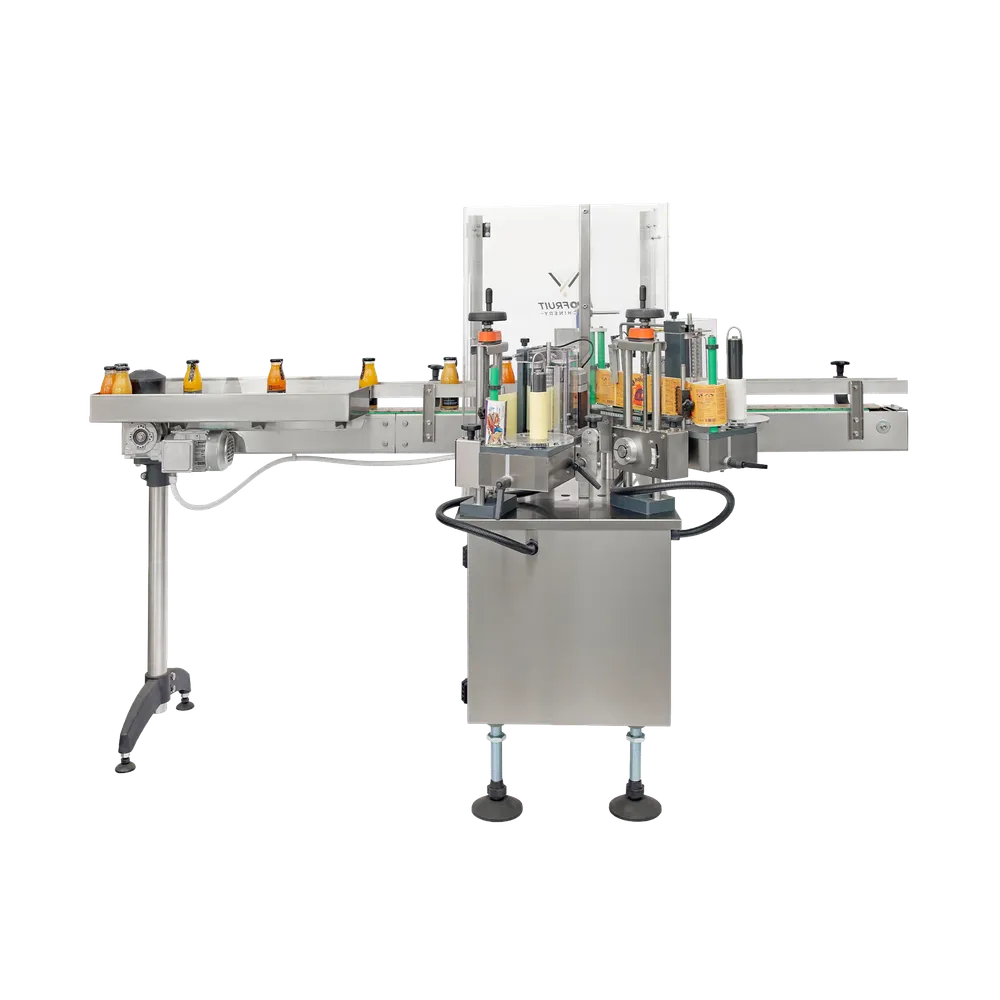 Avanceret maskine i rustfrit stål til etikettering af flasker, med glasflasker fyldt med juice på maskinens transportbånd