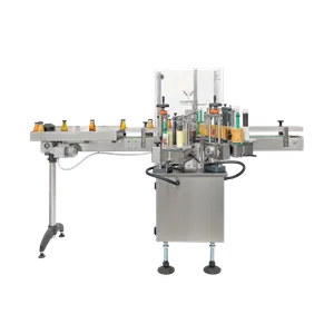 Avansert maskin i rustfritt stål for etikettering av flasker, med glassflasker fylt med juice på maskinens transportbånd