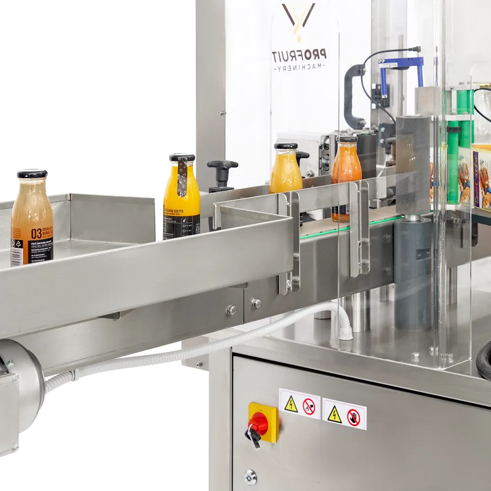 Glassflasker fylt med juice og merket kommer ut av maskinen