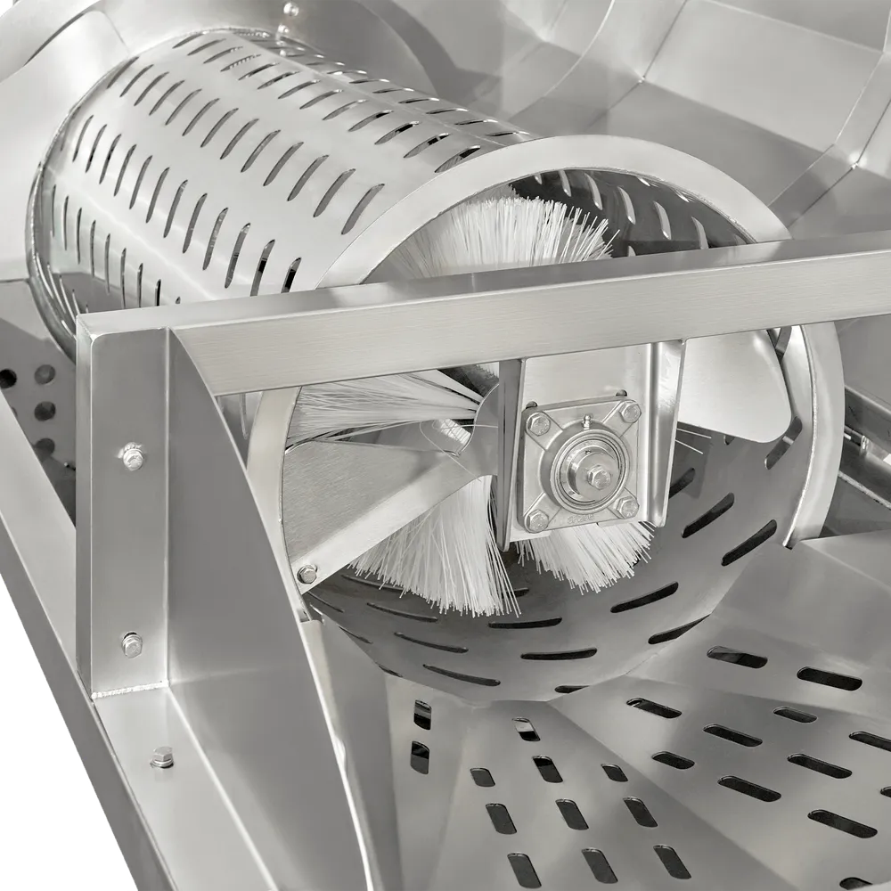 Inuti frukttvätten finns en rostfri roterande trumma som är perforerad, i mitten är svarta borstar placerade
