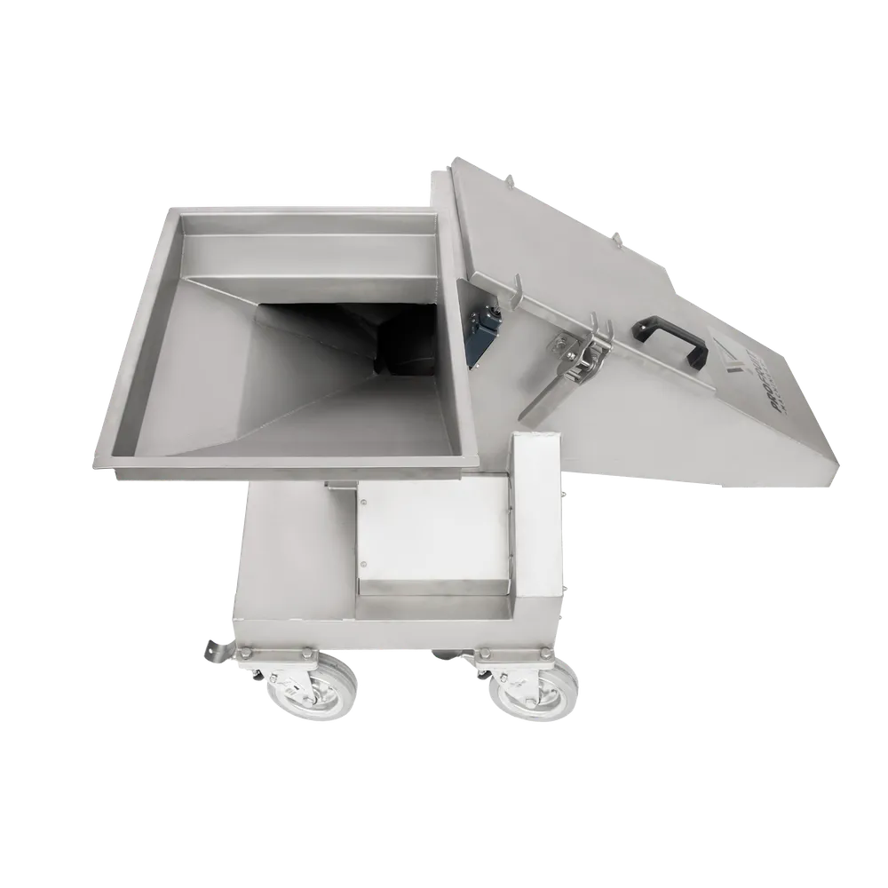 Knuseren står på fire svingbare og låsbare hjul