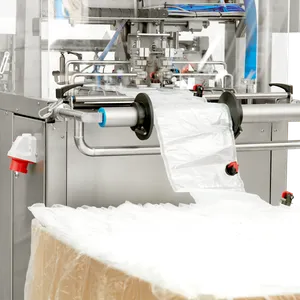 På baksidan av bag-in-box fyllaren står en pall med bag-in-box påsar som matas in i maskinen.