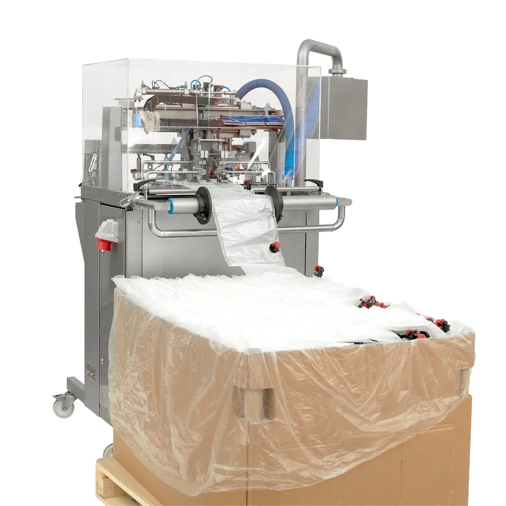 På baksidan av bag-in-box fyllaren står en pall med bag-in-box påsar som matas in i maskinen.