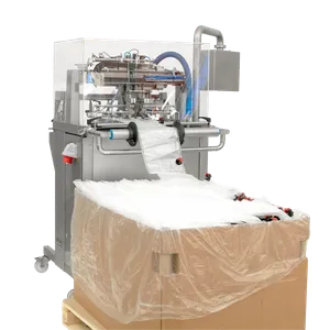 På baksidan av bag-in-box fyllaren står en pall med bag-in-box påsar som matas in i maskinen.