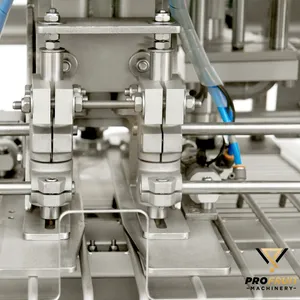 Närbild på maskinens hållare för bag-in-box påsar och ståpåsar, tillverkad i rostfritt stål