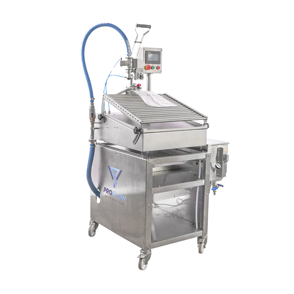 Översiktsbild från vänster på maskinen, utvändig slang som är blå sitter kopplad till munstycket för påfyllning