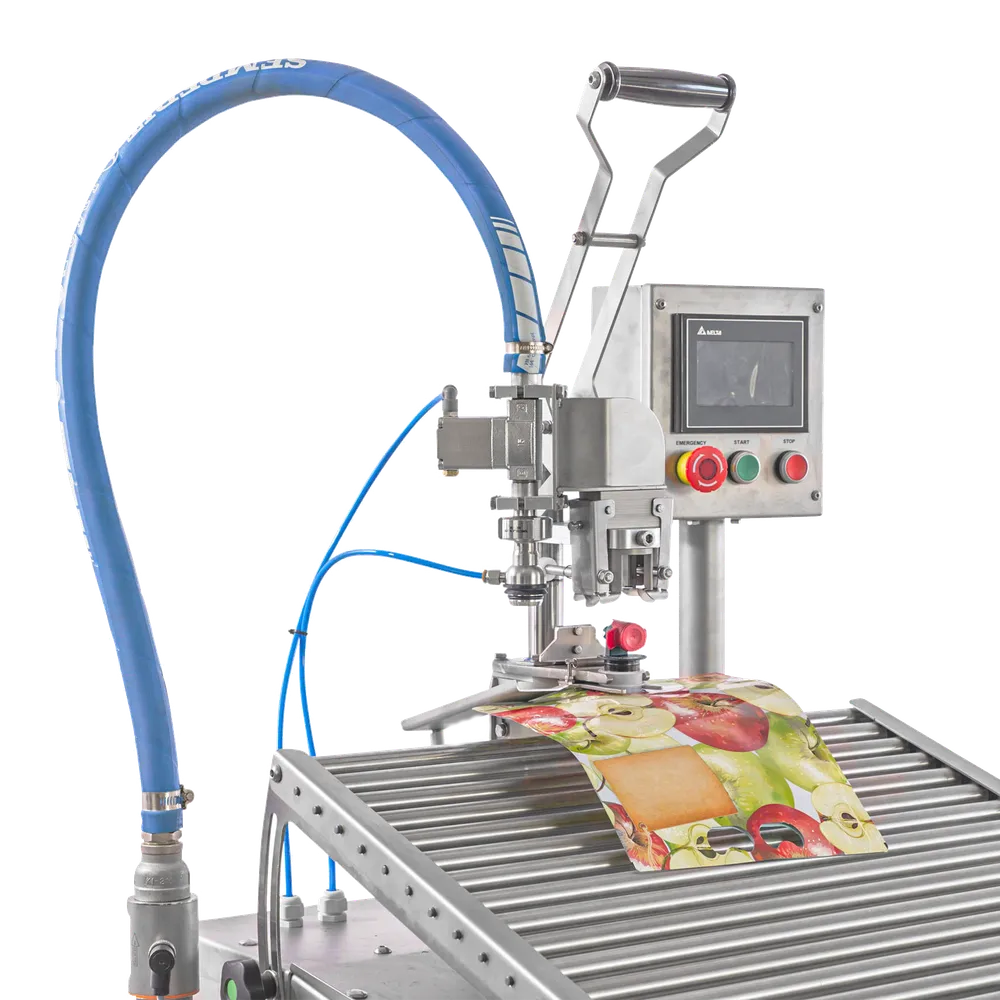 Översiktsbild på fyllnadshuvud och kontrollpanel monterat på bag-in-box-fyllare Semiflow 