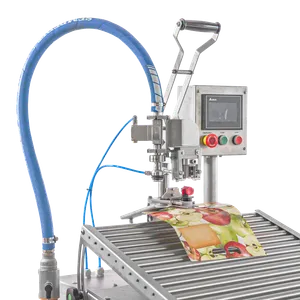 Översiktsbild på fyllnadshuvud och kontrollpanel monterat på bag-in-box-fyllare Semiflow 