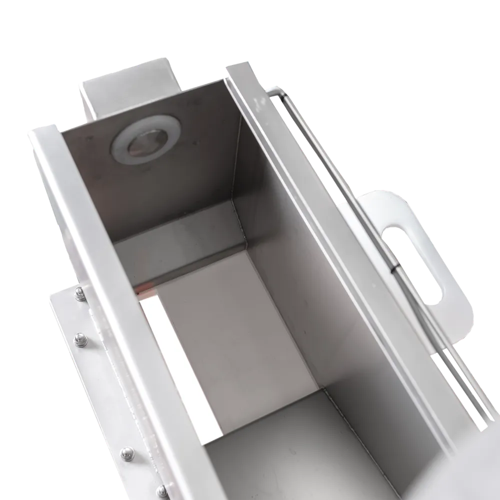 Lähikuva annostelijan sisäosasta, jossa on avattava ala- ja yläosa