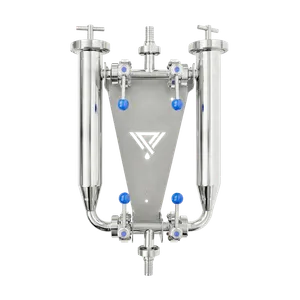 Två parallellkopplade rörfilter i rostfritt stål med ventiler före och efter filter