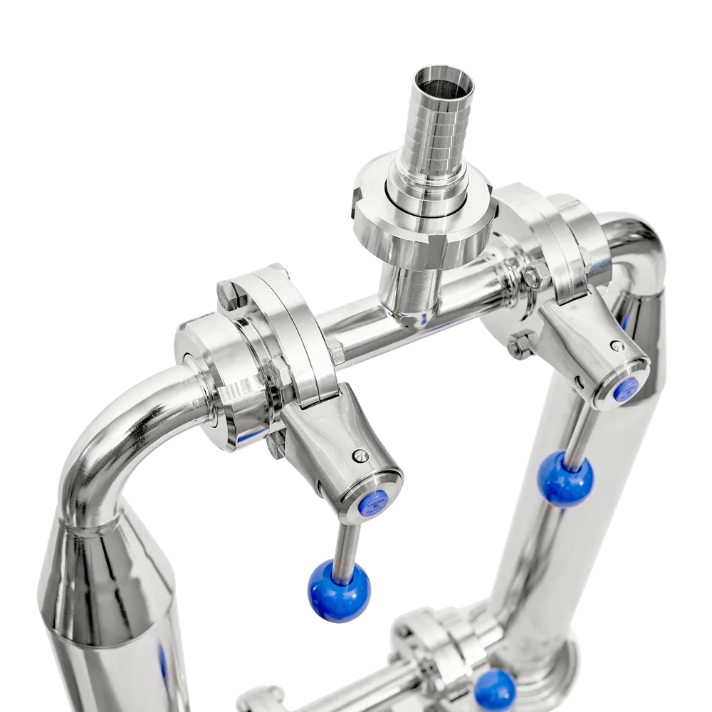 Närbild på rörfilter i rostfritt stål och ventil med svart handtag