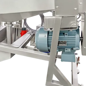 Billede af opsamlingsbeholder og pumpe under maskinen