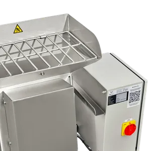 Detalje af en fodertragt i rustfrit stål med indvendigt gitter