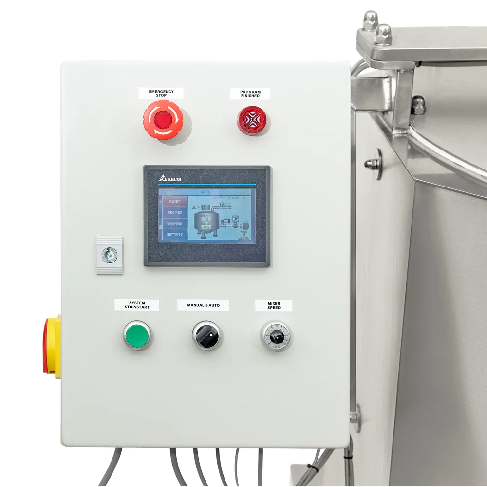 Detalj av kontrollkabinettet med knapper i ulike farger og et display i midten