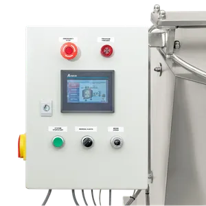 Detalj av kontrollkabinettet med knapper i ulike farger og et display i midten