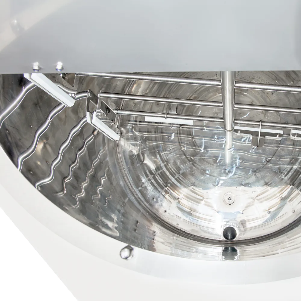 Innsiden av syltetøykokeren, men røreverket er sentrert i midten og bladene går ut mot kantene