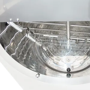 Innsiden av syltetøykokeren, men røreverket er sentrert i midten og bladene går ut mot kantene