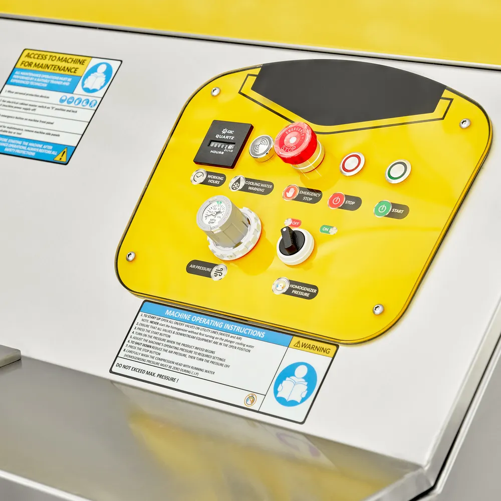 Digital display i gul färg monterad på homogenisatorn i rostfritt stål