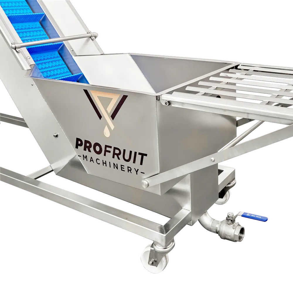 Blåt transportbånd i en vinkel opad, lidt op er der en sprøjtedyse over båndet