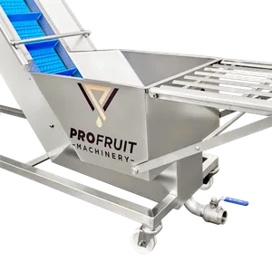 Blåt transportbånd i en vinkel opad, lidt op er der en sprøjtedyse over båndet