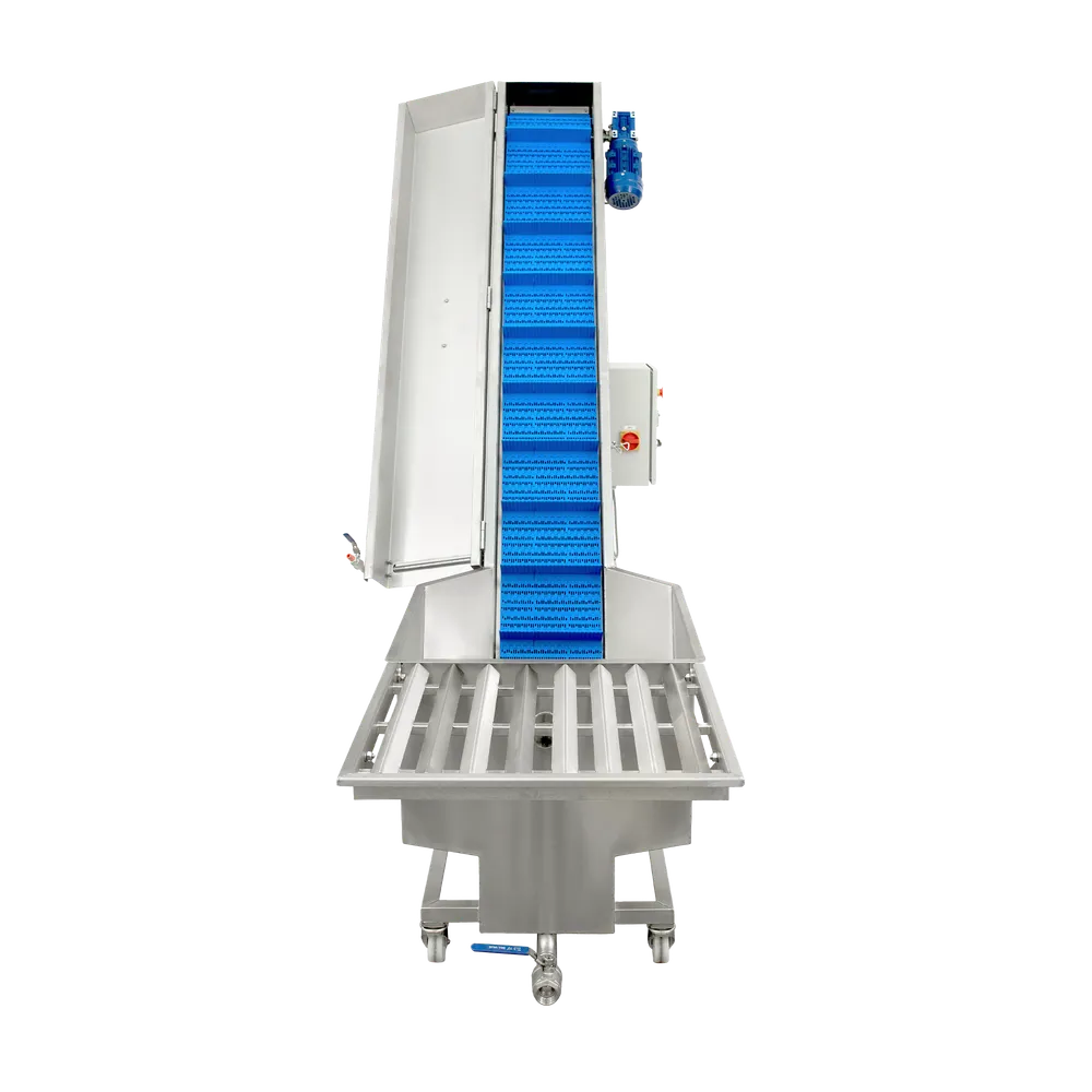 Blått transportbånd i en vinkel oppover, litt opp er det en sprøytedyse over båndet