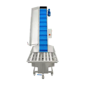 Blått transportbånd i en vinkel oppover, litt opp er det en sprøytedyse over båndet