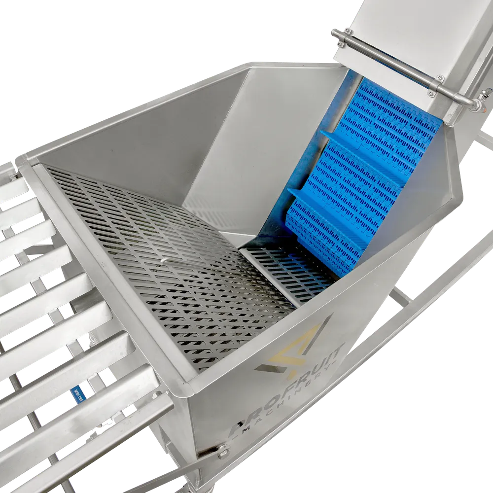 Oppsamlingsbeholder i rustfritt stål med perforert plate i bunnen er plassert i begynnelsen av transportbåndet