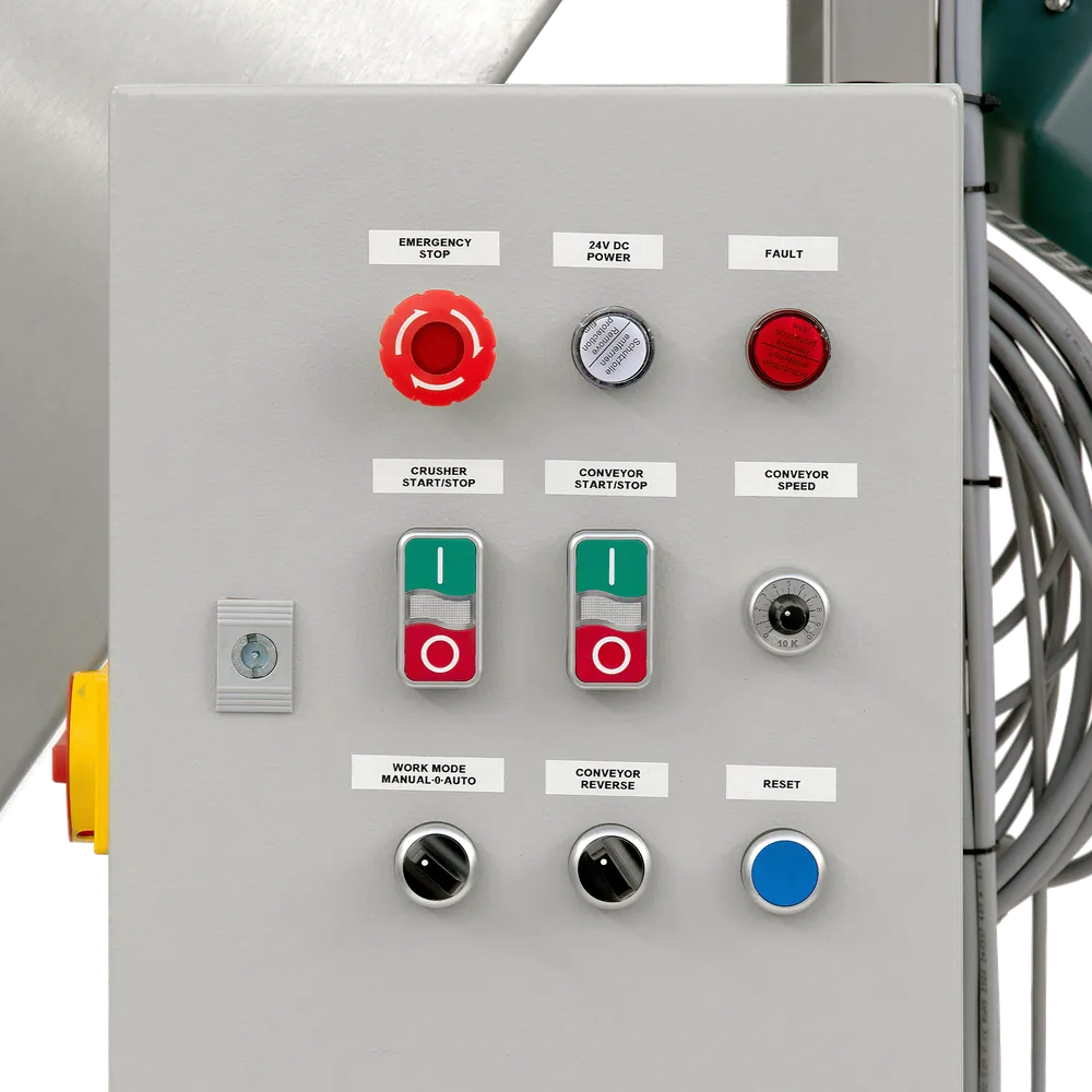 Nærbilde av kontrollkabinett med knapper i ulike farger