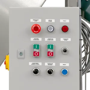 Nærbilde av kontrollkabinett med knapper i ulike farger