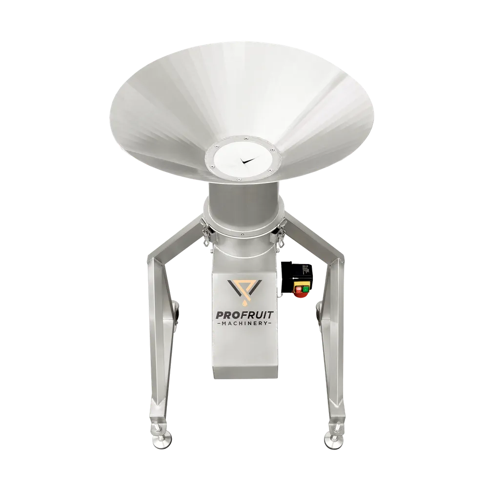 En stor matartratt sitter ovanför krossen som gör det enkelt att fylla på med frukt