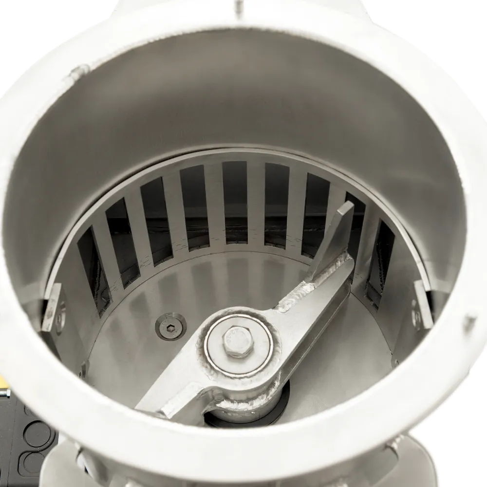 Inne i krossen sitter två roterande skovlar som pressar frukten genom ett såll