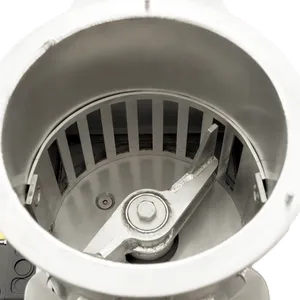 Inne i krossen sitter två roterande skovlar som pressar frukten genom ett såll