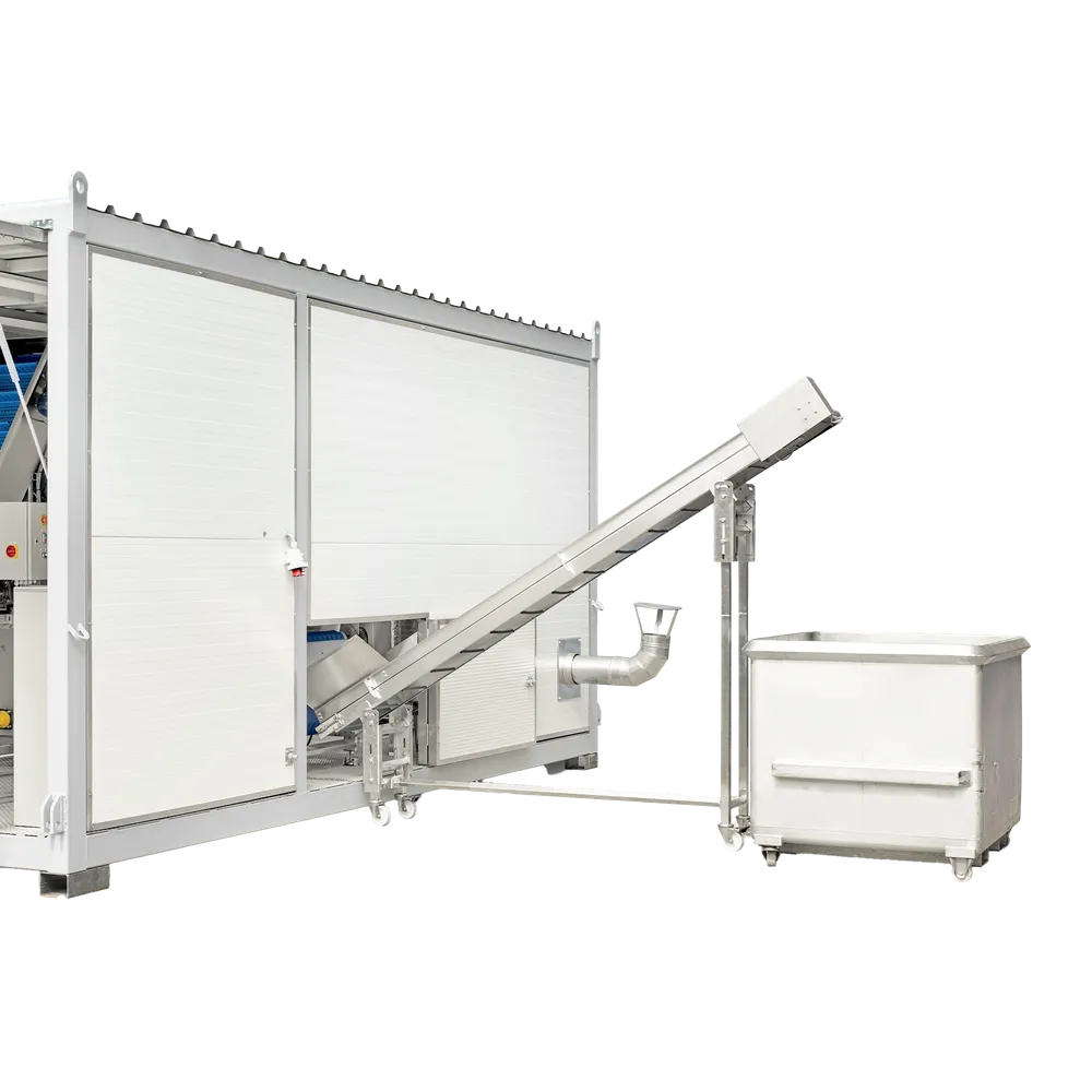 Skruetransportøren kaster ut rester fra juiceproduksjonen fra baksiden av containeren