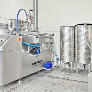 På den ene kortsiden av conteineren er det plassert en pasteuriseringsmaskin i rustfritt stål med en bag-in-box-fyller på toppen.