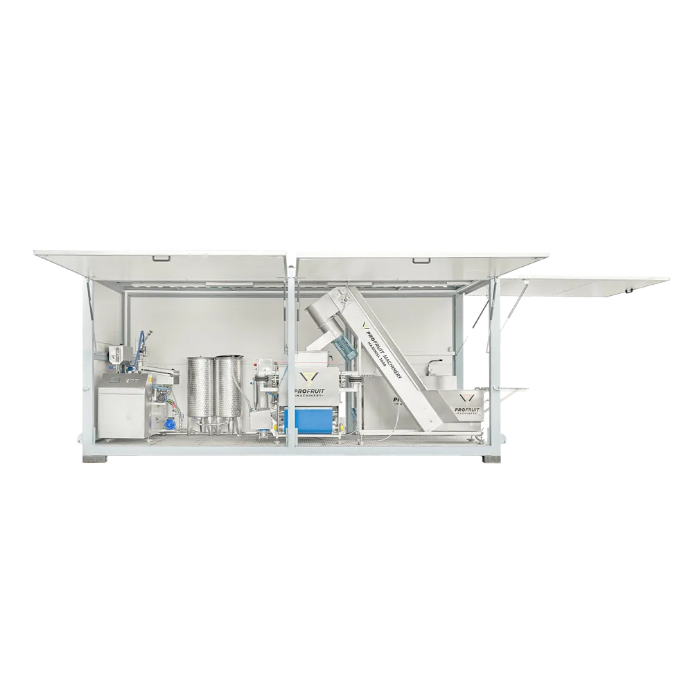 Større maskiner til fremstilling af æblejuice placeret i en container med sider, der kan åbnes