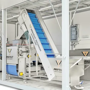 I den andre enden av containeren er det en kombinert vaskemaskin-knuser-transportør som er lett tilgjengelig for lasting av epler.