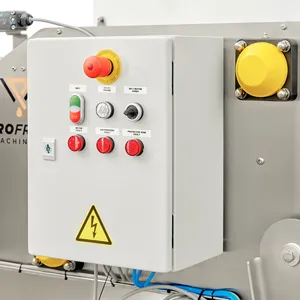 Oversiktlig kontrollpanel montert på siden av maskinen