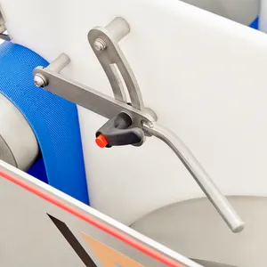 En skrape skraper av det pressede fruktkjøttet fra båndpressen