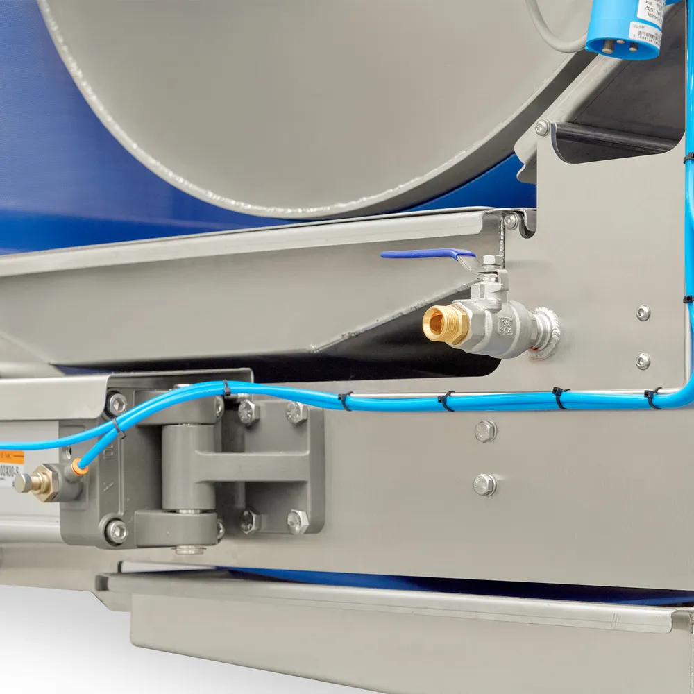 Et integrert oppsamlingskar samler opp den nypressede mosten