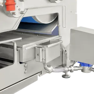 Hihnapuristimen alla oleva keräyslaatikko, johon on kiinnitetty pumppu