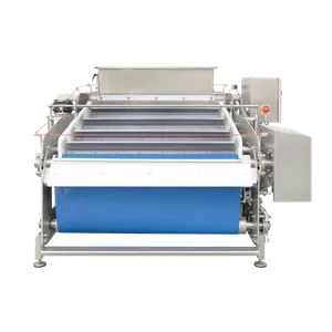 Hihnapuristin, jossa on siniset hihnat ja ruostumattomasta teräksestä valmistettu rakenne, jossa on valkoisia muovisia yksityiskohtia, punainen johto kytketty turvakytkimeen