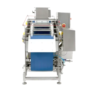 Hihnapuristin, jossa on siniset hihnat ja ruostumattomasta teräksestä valmistettu rakenne, jossa on valkoisia muovisia yksityiskohtia