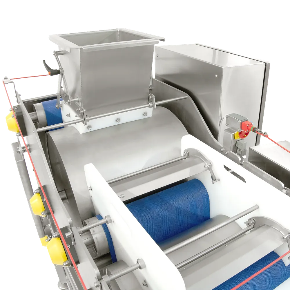 Hihnapuristin, jossa on siniset hihnat ja ruostumattomasta teräksestä valmistettu rakenne, jossa on valkoisia muovisia yksityiskohtia, punainen johto kytketty turvakytkimeen